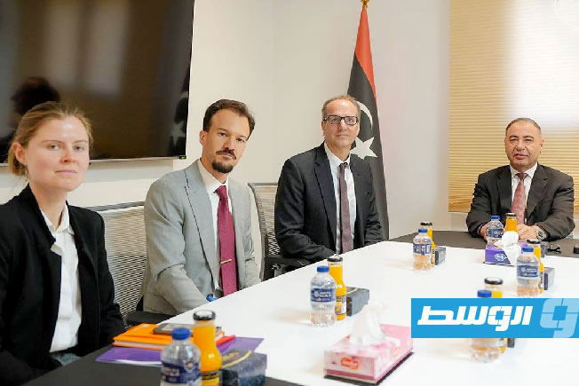 Al-Baour discusses ways to strengthen bilateral cooperation in various fields with UK Ambassador Reynolds