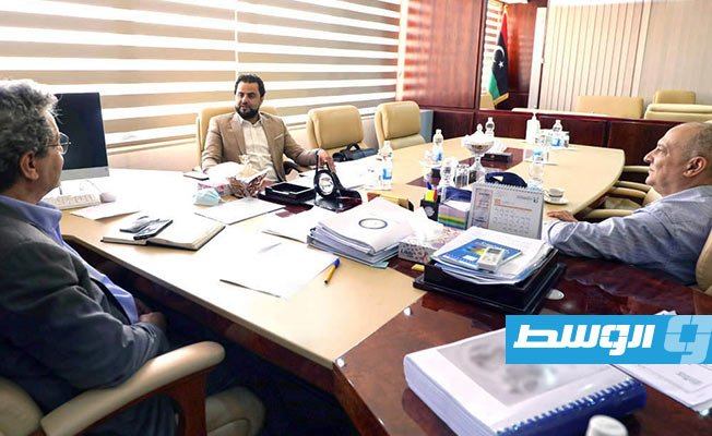 وزير النفط والغار محمد إمحمد عون مع عميد بلدية مرادة مصطفى الزواوي, 5 يونيو 2021. (وزارة النفط)