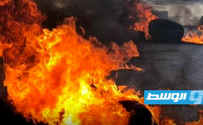 متظاهرون يحرقون إطارات السيارات احتجاجا على تردي الخدمات في الزنتان (صور)