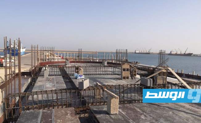 أعمال الإنشاء بالمبنى الإداري في ميناء الخمس البحري. (وزارة المواصلات)