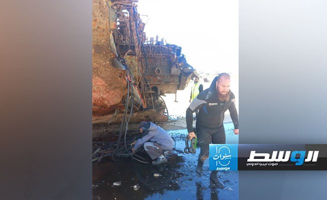 عملية انتشار الجرافتين وتنظيف حوض ميناء الخمس البحري. (الشركة الليبية للموانئ)