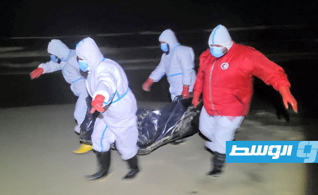 أفراد الهلال الأحمر خلال انتشالهم جثة عثر عليها قرب مطار معيتيقة، 21 ديسمبر 2023. (الهلال الأحمر فرع طرابلس)