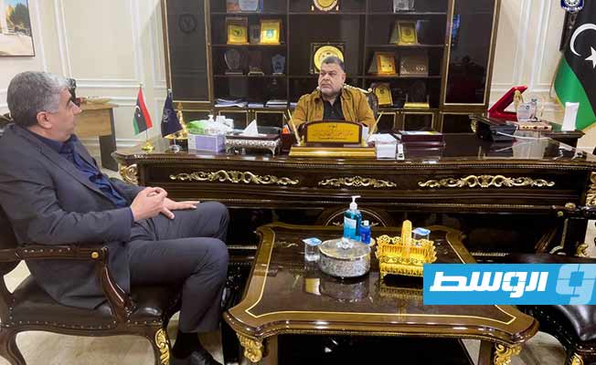 اللواء خالد مازن خلال اجتماعه مع مدير إدارة شؤون المرور والتراخيص. (وزارة الداخلية)