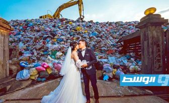 ثنائي تايواني يلتقطان صورة زفافهما أمام مكب للنفايات تنديدا بتلوث البيئة