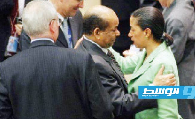 رايس مع مندوب ليبيا لدى الأمم المتحدة عبد الرحمن شلقم بعد التصويت على القرار. (أرشيفية: الإنترنت).