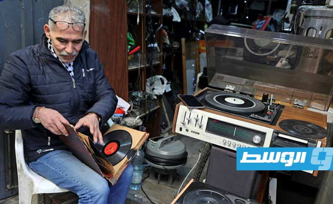 جمال حمو آخر مصلحي أجهزة الأسطوانات القديمة في نابلس