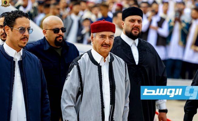 حفتر يشارك شباب بنغازي في الاحتفال بعيد الفطر المبارك، الجمعة، 21 أبريل 2023 (صفحة قوات القيادة العامة على فيسبوك)