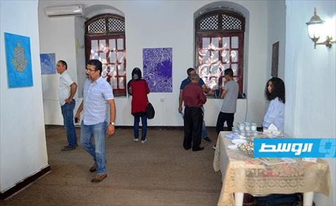 افتتاح المعرض الأول للفنان علي القرقوري في بنغازي
