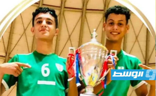 لاعبان من فريق «براعم الهدى» الفائز بكأس وذهبية بطولة كأس ليبيا للكرة الطائرة للبراعم 14 عاما. (الإنترنت)