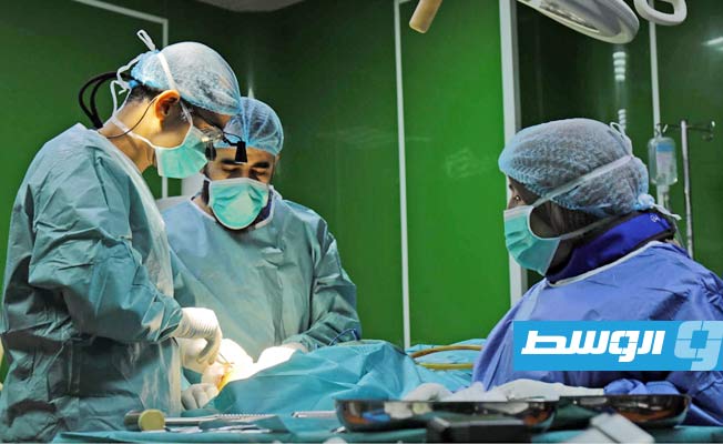 الفريق الطبي المصري يجري جراحة في مصحة غوط الشعال. (مركز طب الطوارئ)