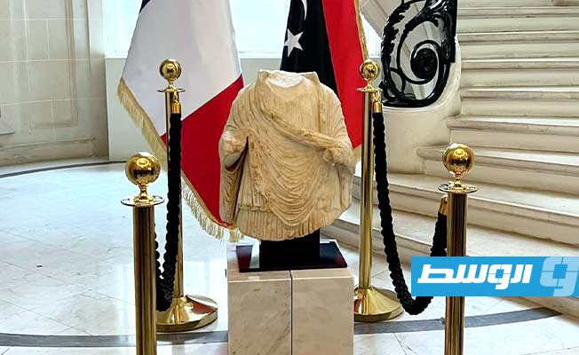 جذع التمثال الجنائزي المسترد من فرنسا بمقر السفارة الليبية في باريس، الخميس 12 أكتوبر 2023. (السفارة الليبة في باريس)