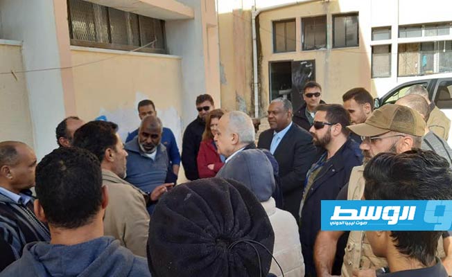 المبعوث الأممي غسان سلامة خلال تفقده مركزًا لإيواء النازحين في طرابلس، 15 يناير 2019. (البعثة الأممية)