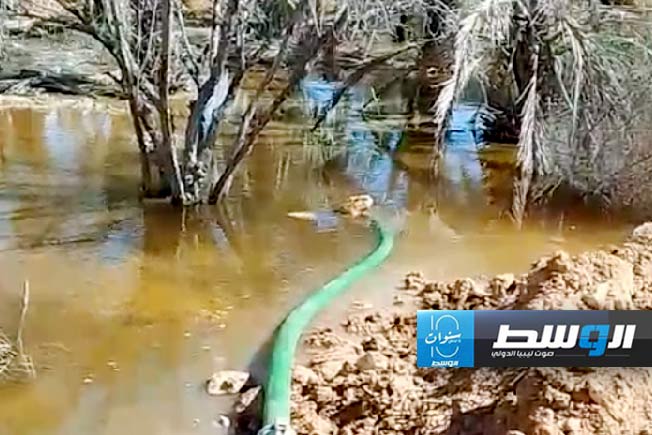 فيديو.. شفط المياه الجوفية من مزرعة مواطن في زليتن