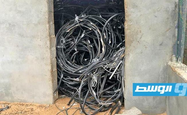 أسلاك كهرباء عثر عليها بمكان التشكيل العصابي بضواحي تاجوراء. (وزارة الداخلية)