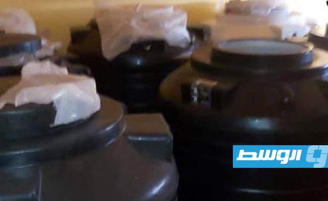 المضبوطات التي عثر عليها أثناء مداهمة مصنع للخمور المحلية في بنغازي. (وزارة الداخلية)