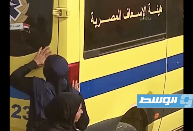 سيدة تقف عند سيارة إسعاف في بني سويف المصرية خلال تشييع متوفين جراء العاصفة «دانيال» في ليبيا، 13 سبتمبر 2023. (لقطة من فيديو، بوابة لاوسط)