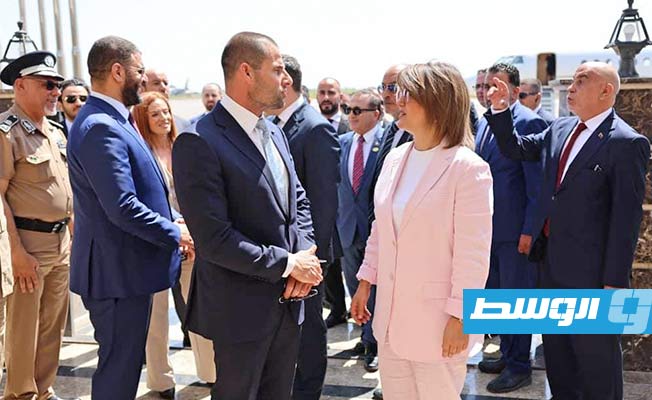المنقوش خلال استقبالها رئيس وزراء مالطا في مطار معيتيقة، 22 يونيو 2023، (الخارجية)
