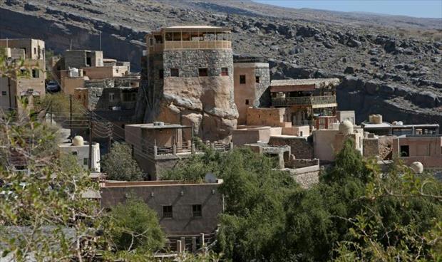 فنادق الطين تستقطب الزوار في قرية عمانية