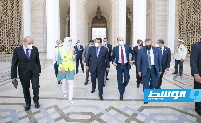 زيارة المنفي إلى «المسجد الأعظم» في الجزائر، الخميس 29 يوليو 2021. (المجلس الرئاسي)