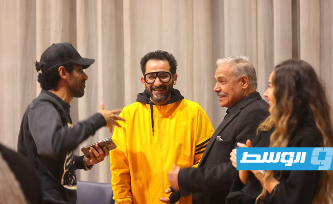 بالصور: أحمد حلمي يواصل بروفات مسرحيته الجديدة «ميمو»