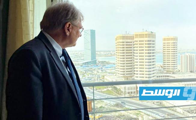 نورلاند ينظر من شرفة أحد الفنادق في طرابلس، الخميس 17 مارس 2022. (السفارة الأميركية)