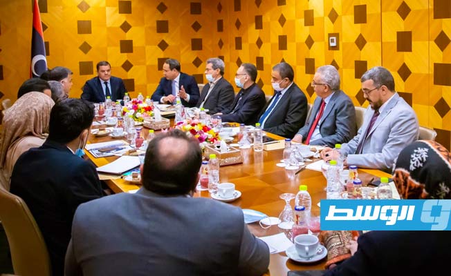 رئيس حكومة الوحدة الوطنية عبدالحميد الدبيبة خلال اجتمع مع عدد من وزراء الحكومة في العاصمة طرابلس، 14 فبراير 2021. (المكتب الإعلامي)