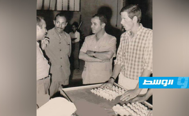 من اليمين مهندس ايطالي وعبدالوهاب الزنتاني وفرج الفيتوري وعوض الفيتوري عند تشييد اول معمل تفريغ دجاج في بنغازي