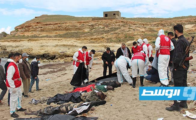 انتشال جثامين المهاجرين من شواطئ قصر الأخيار، الثلاثاء 14 فبراير 2023. (إدارة الإصحاح البيئي ببلدية قصر الأخيار)