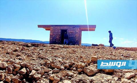 لجنة متخصصة تزور قلعة سنيارة الواقعة بين شحات وسوسة (فيسبوك)