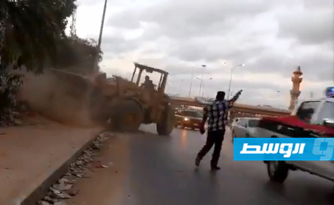 مديرية أمن بنغازي تغلق الفتحات العشوائية في الطريق السريع