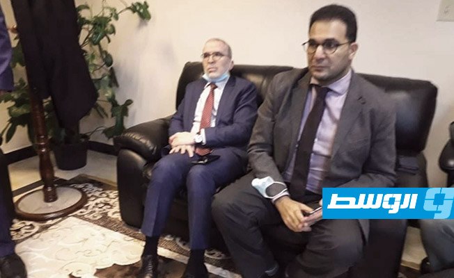 صنع الله ومدير إدارة شركة سرت مسعود سليمان قبل اجتماع مناقشة وضع حرس المنشآت النفطية.