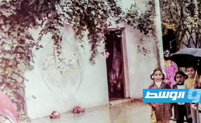 صورة بعنوان «جدارية حب» للكاتبة رحاب شنيب بمعرض صور ألبوم ليبيا ضمن مشروع منظمة «آريتي للفنون والثقافة»، 15 أغسطس 2023، (بوابة الوسط)