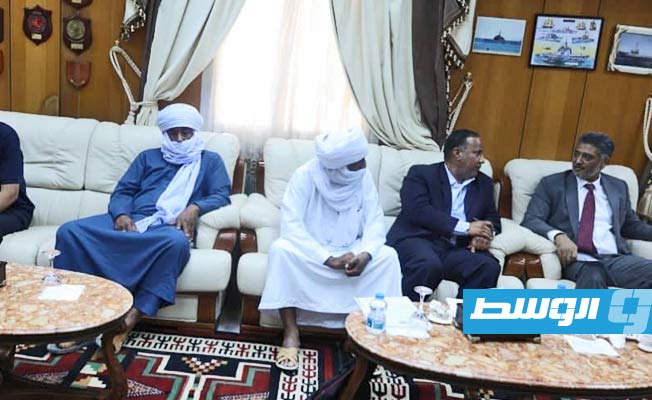 عضو المجلس الرئاسي موسى الكوني، مع أعيان منطقة «آوال», 4 أغسطس 2021. (المجلس الرئاسي)