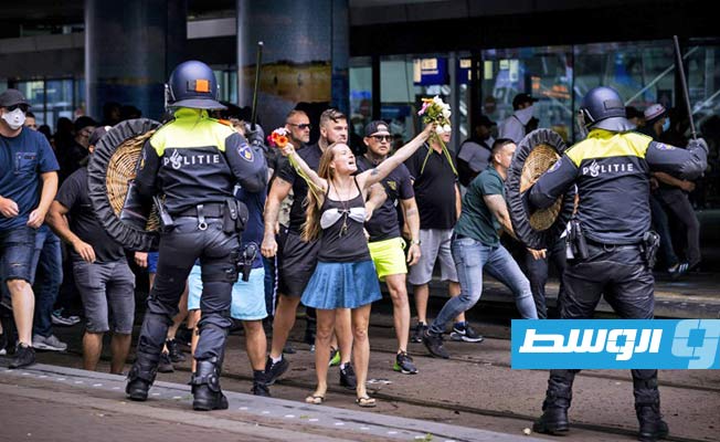 الشرطة الهولندية توقف عشرات المحتجين على سياسة مواجهة «كورونا»