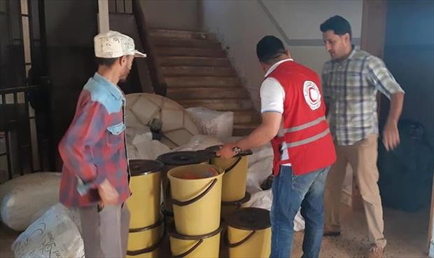 الهلال الأحمر يوزع مساعدات على الأسر النازحة في الحمدة