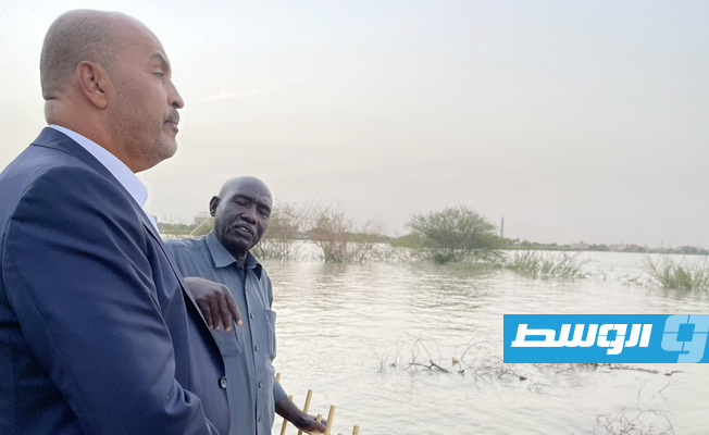 الكوني خلال زيارته أحد روافد النيل في السودان