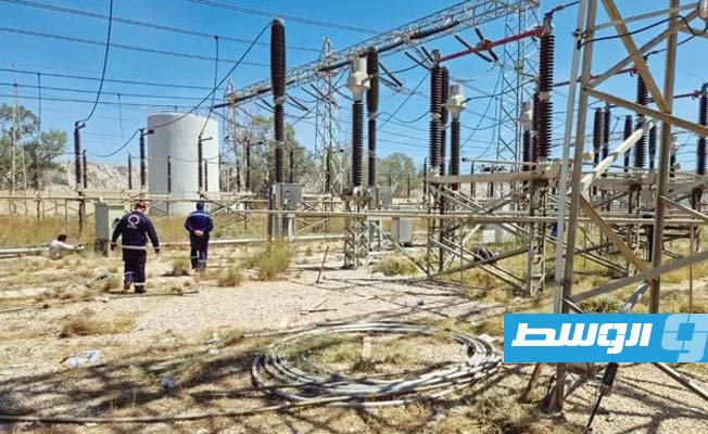 حملة لإزالة الأعشاب الجافة بمحطة كهرباء شرق طرابلس، 15 أبريل 2021. (شركة الكهرباء)