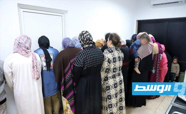 الشرطة النسائية تضبط 23 سيدة في بنغازي بتهمة التسول وحيازة مخدرات (صور)