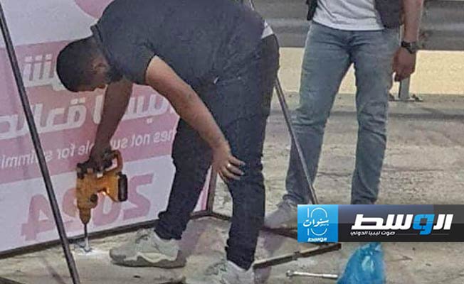 تركيب اللوحات التحذيرية بشواطئ الاصطياف غير الآمنة في طرابلس. (وزارة الحكم المحلي)