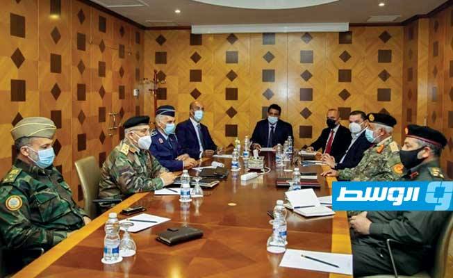 المنفي والكوني واللافي ودبيبة في اجتماعهم مع أعضاء اللجنة العسكرية المشتركة، 21 فبراير 2021.