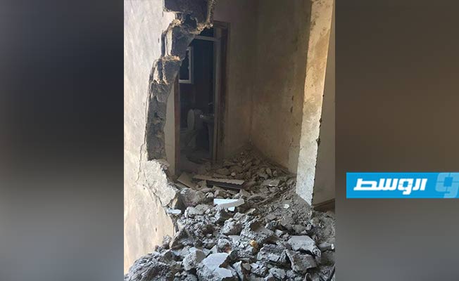 آثار الدمار الذي خلفته هجمات بصواريخ جراد على أحياء سكنية بطريق المطار. (الإنترنت)