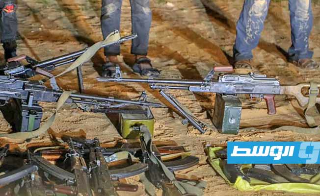 ضبط أسلحة بحوزة مهربين بعد مطاردة بالصحراء (صفحة اللواء 444 قتال على فيسبوك)