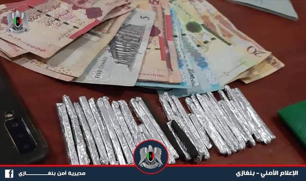 عملات نقدية ومخدرات جرى ضبطها خلال شهر سبتمبر الماضي. (مديرية أمن بنغازي)
