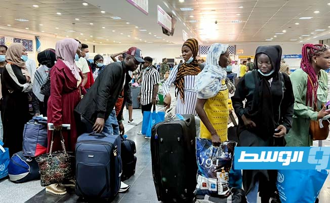 مهاجرون نيجيريون يتسعدون إلى العودة إلى بلادهم قادمين من ليبيا. (منظمة الهجرة)