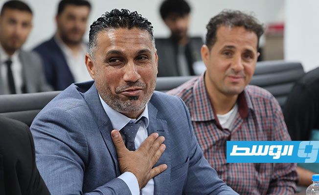 المنفي يستقبل أعضاء نادي الصقور ويطالبهم بالريادة بين الأندية الليبية (صور)