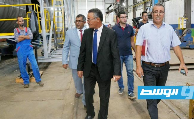 وفد وزارة العمل في حكومة الدبيبة خلال زيارته لشركة «سوكومنين» الصناعية في مدينة صفاقس التونسية. (وزارة العمل)