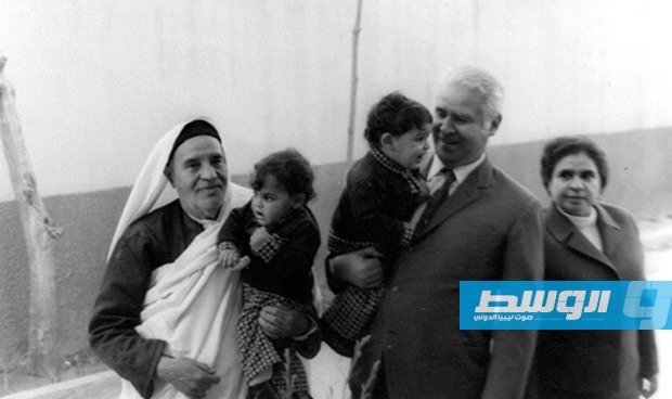 الشيخ طفلا مع عائلته