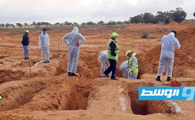 فريق هيئة المفقودين أثناء انتشال الجثامين من إحدى المقابر الجديدة بمشروع الربط في ترهونة. (الهيئة العامة للبحق عن المفقودين)