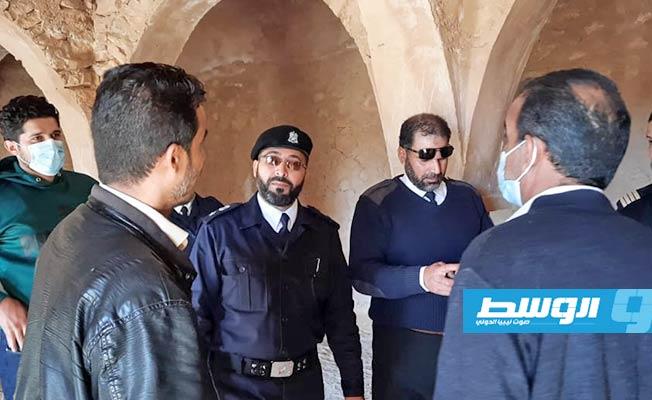 بالصور.. رئيس جهاز الشرطة السياحية في جولة بمدينة بن تليس الأثرية شرق بني وليد