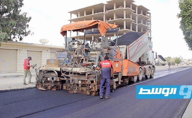 استئناف أعمال رصف الطرق الرئيسية في بلدية أجدابيا